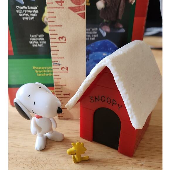 2012 Peanuts Poseable Snoopy Woodstock Snow Covered Doghouse Holiday Figurines - Picture 5 of 5